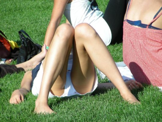 【パンチラ盗撮】公園の芝生で日光浴中の外人まんさん、色々見えてて盗撮捗りまくりｗｗｗｗｗｗｗｗ(画像30枚)・29枚目