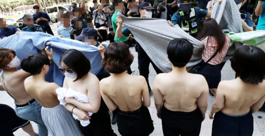 【乳出しチョゴリ】韓国まんさん「私の体はわいせつ物ではない」女性団体がおっぱい丸出しで抗議デモｗｗｗｗｗｗｗｗ(画像あり)・1枚目