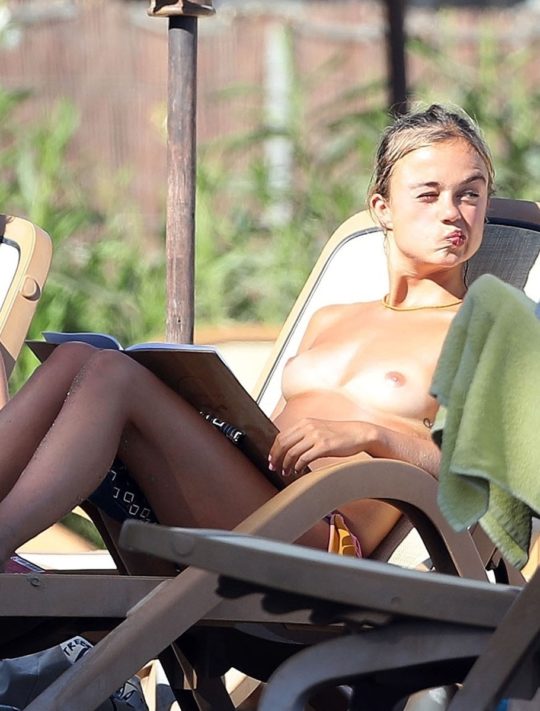 【ロイヤルヌード】イギリス王族一の美少女アメリア・ウィンザー（22）、ヌーディストビーチで全裸を激写ｗｗｗｗｗｗｗｗｗ(画像あり)・10枚目