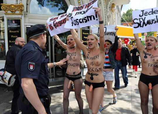 【意識高い系】ロシアの20歳美人モデルが、動物の毛皮使用反対のため、全裸で抗議ｗｗｗｗｗｗｗ・4枚目