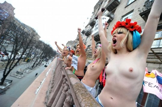 【意識高い系】ロシアの20歳美人モデルが、動物の毛皮使用反対のため、全裸で抗議ｗｗｗｗｗｗｗ・7枚目