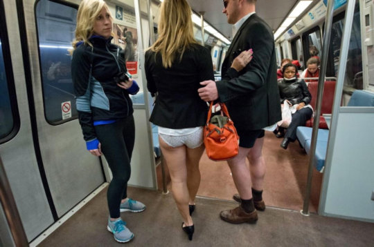 【エロイベント】アメリカ発祥の地下鉄イベント“No Pants Day”、パンツ丸出しで地下鉄ってコレマジかｗｗｗｗｗｗｗ(画像30枚)・6枚目
