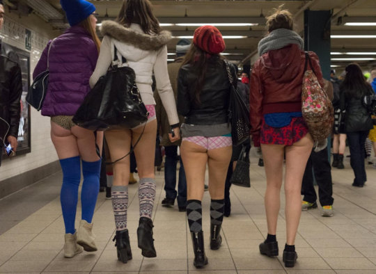 【エロイベント】アメリカ発祥の地下鉄イベント“No Pants Day”、パンツ丸出しで地下鉄ってコレマジかｗｗｗｗｗｗｗ(画像30枚)・12枚目