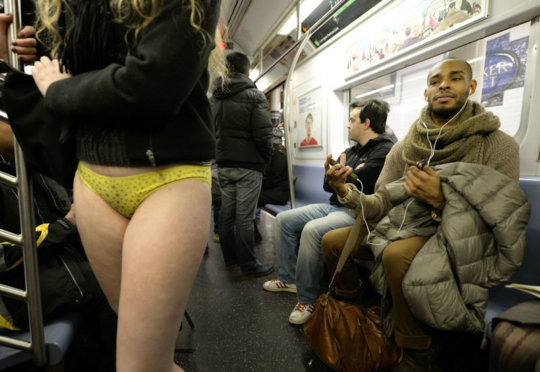 【エロイベント】アメリカ発祥の地下鉄イベント“No Pants Day”、パンツ丸出しで地下鉄ってコレマジかｗｗｗｗｗｗｗ(画像30枚)・13枚目