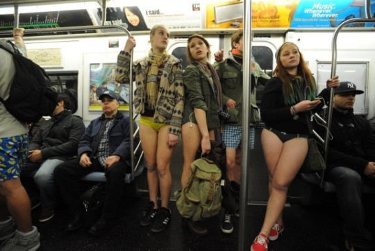 【エロイベント】アメリカ発祥の地下鉄イベント“No Pants Day”、パンツ丸出しで地下鉄ってコレマジかｗｗｗｗｗｗｗ(画像30枚)・16枚目