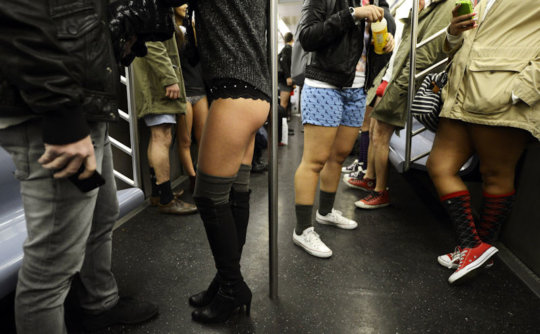 【エロイベント】アメリカ発祥の地下鉄イベント“No Pants Day”、パンツ丸出しで地下鉄ってコレマジかｗｗｗｗｗｗｗ(画像30枚)・24枚目