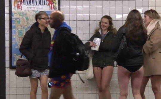 【エロイベント】アメリカ発祥の地下鉄イベント“No Pants Day”、パンツ丸出しで地下鉄ってコレマジかｗｗｗｗｗｗｗ(画像30枚)・28枚目