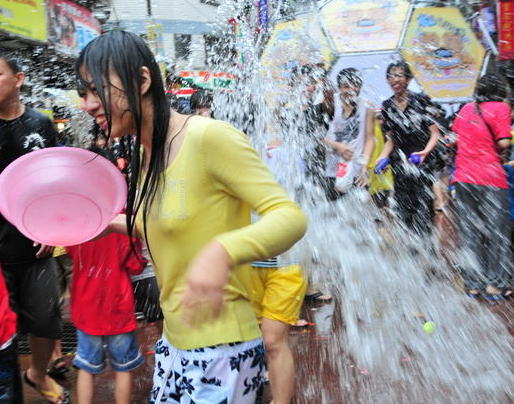 【透け透け】中国雲南省に伝わる水かけ祭り“溌水節(はっすいせつ)”、同じアジア人だと超エロいｗｗｗｗｗｗｗ(画像あり)・1枚目