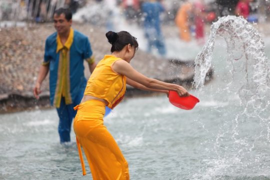 【透け透け】中国雲南省に伝わる水かけ祭り“溌水節(はっすいせつ)”、同じアジア人だと超エロいｗｗｗｗｗｗｗ(画像あり)・6枚目