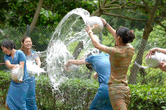 【透け透け】中国雲南省に伝わる水かけ祭り“溌水節(はっすいせつ)”、同じアジア人だと超エロいｗｗｗｗｗｗｗ(画像あり)・9枚目