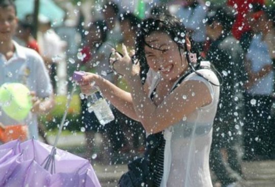 【透け透け】中国雲南省に伝わる水かけ祭り“溌水節(はっすいせつ)”、同じアジア人だと超エロいｗｗｗｗｗｗｗ(画像あり)・13枚目