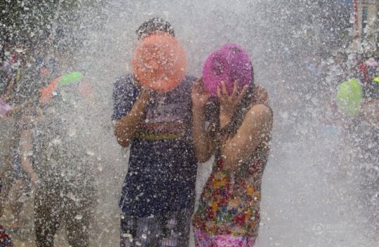 【透け透け】中国雲南省に伝わる水かけ祭り“溌水節(はっすいせつ)”、同じアジア人だと超エロいｗｗｗｗｗｗｗ(画像あり)・16枚目
