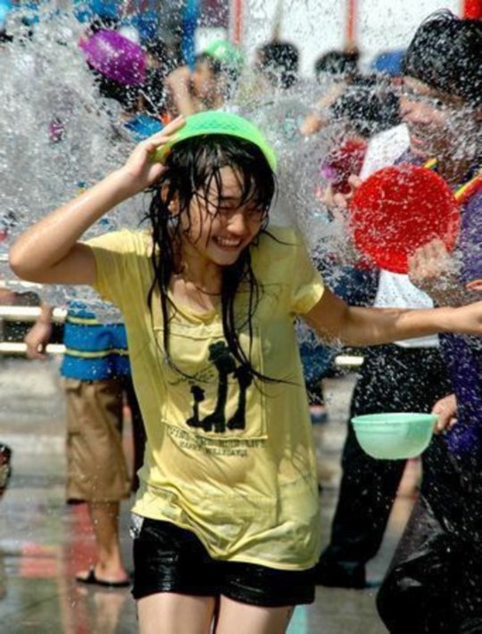 【透け透け】中国雲南省に伝わる水かけ祭り“溌水節(はっすいせつ)”、同じアジア人だと超エロいｗｗｗｗｗｗｗ(画像あり)・19枚目