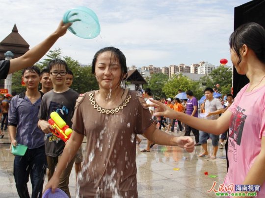 【透け透け】中国雲南省に伝わる水かけ祭り“溌水節(はっすいせつ)”、同じアジア人だと超エロいｗｗｗｗｗｗｗ(画像あり)・20枚目
