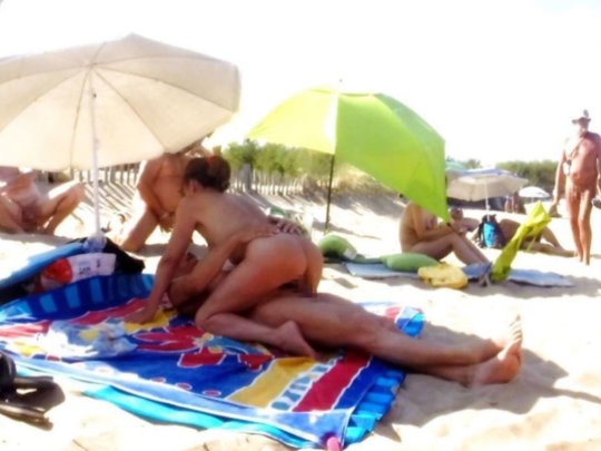 ”ヌーディストビーチ”でフェラ・セックスしてる女たち、ルールどうなってんの？？（454枚）・196枚目