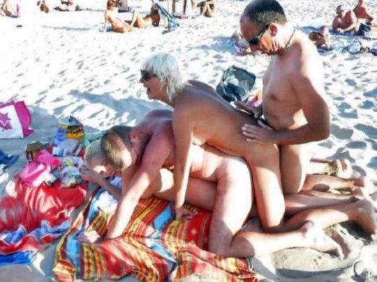 ”ヌーディストビーチ”でフェラ・セックスしてる女たち、ルールどうなってんの？？（454枚）・226枚目