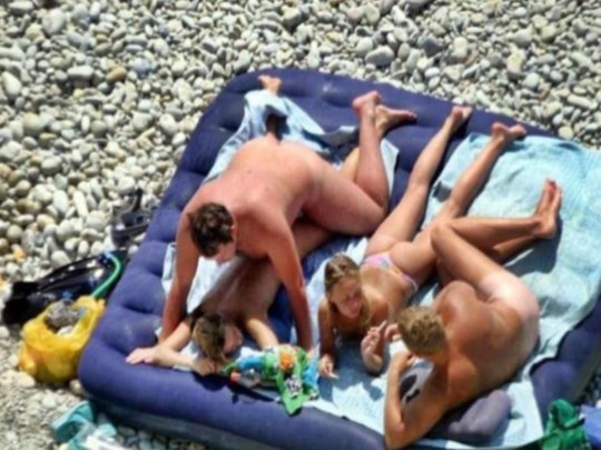 ”ヌーディストビーチ”でフェラ・セックスしてる女たち、ルールどうなってんの？？（454枚）・228枚目