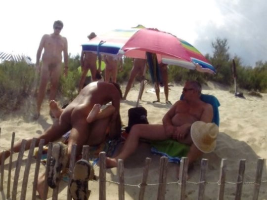 ”ヌーディストビーチ”でフェラ・セックスしてる女たち、ルールどうなってんの？？（454枚）・287枚目