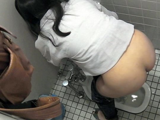 【バレたら即詰み】女子トイレを隣の個室の上から覗くというチャレンジャーにのみ許された光景ｗｗｗｗｗｗｗ(画像30枚)・24枚目