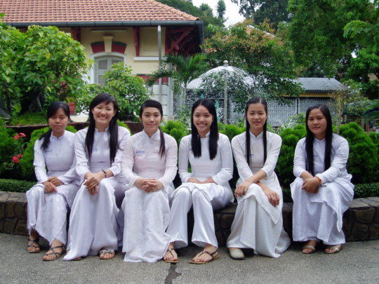 【エロ民族衣装】ベトナムのアオザイというパンツもブラも透けまくりな民族衣装、これは視姦不可避ｗｗｗｗｗｗｗｗｗ(画像30枚)・10枚目