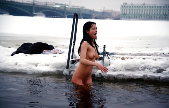 【ヌード寒中水泳】美女大国ウクライナの寒中水泳大会、何故か全員マッパでクッソ楽しそうにしてる件ｗｗｗｗｗｗｗｗｗｗｗ(画像30枚)・1枚目