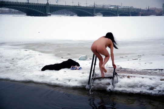 【ヌード寒中水泳】美女大国ウクライナの寒中水泳大会、何故か全員マッパでクッソ楽しそうにしてる件ｗｗｗｗｗｗｗｗｗｗｗ(画像30枚)・2枚目