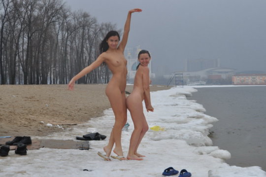 【ヌード寒中水泳】美女大国ウクライナの寒中水泳大会、何故か全員マッパでクッソ楽しそうにしてる件ｗｗｗｗｗｗｗｗｗｗｗ(画像30枚)・3枚目