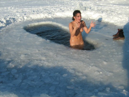 【ヌード寒中水泳】美女大国ウクライナの寒中水泳大会、何故か全員マッパでクッソ楽しそうにしてる件ｗｗｗｗｗｗｗｗｗｗｗ(画像30枚)・5枚目