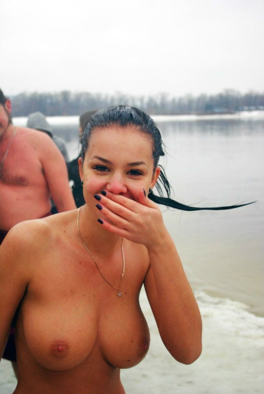 【ヌード寒中水泳】美女大国ウクライナの寒中水泳大会、何故か全員マッパでクッソ楽しそうにしてる件ｗｗｗｗｗｗｗｗｗｗｗ(画像30枚)・10枚目