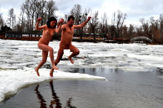 【ヌード寒中水泳】美女大国ウクライナの寒中水泳大会、何故か全員マッパでクッソ楽しそうにしてる件ｗｗｗｗｗｗｗｗｗｗｗ(画像30枚)・15枚目