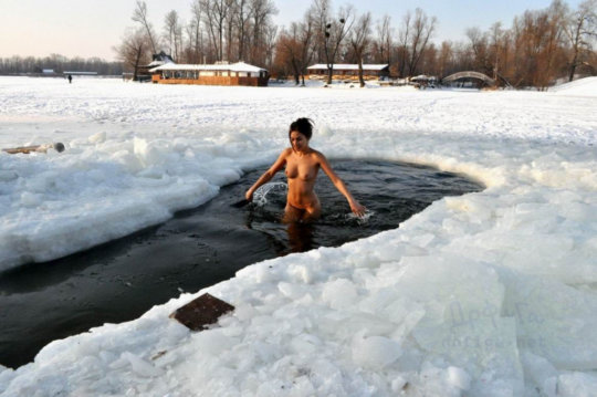 【ヌード寒中水泳】美女大国ウクライナの寒中水泳大会、何故か全員マッパでクッソ楽しそうにしてる件ｗｗｗｗｗｗｗｗｗｗｗ(画像30枚)・17枚目