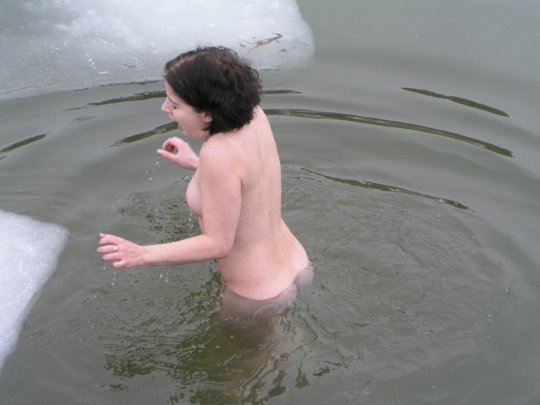 【ヌード寒中水泳】美女大国ウクライナの寒中水泳大会、何故か全員マッパでクッソ楽しそうにしてる件ｗｗｗｗｗｗｗｗｗｗｗ(画像30枚)・21枚目