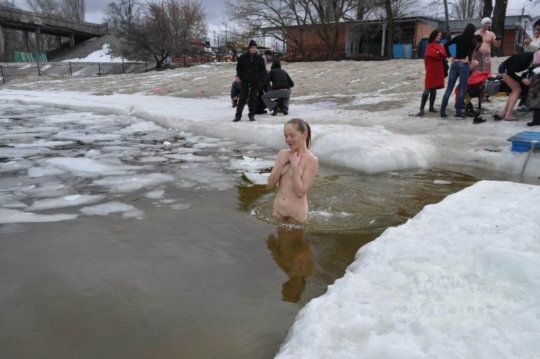 【ヌード寒中水泳】美女大国ウクライナの寒中水泳大会、何故か全員マッパでクッソ楽しそうにしてる件ｗｗｗｗｗｗｗｗｗｗｗ(画像30枚)・22枚目