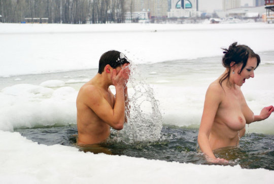 【ヌード寒中水泳】美女大国ウクライナの寒中水泳大会、何故か全員マッパでクッソ楽しそうにしてる件ｗｗｗｗｗｗｗｗｗｗｗ(画像30枚)・24枚目
