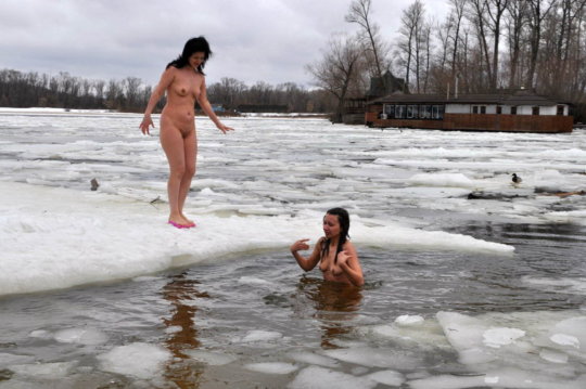 【ヌード寒中水泳】美女大国ウクライナの寒中水泳大会、何故か全員マッパでクッソ楽しそうにしてる件ｗｗｗｗｗｗｗｗｗｗｗ(画像30枚)・27枚目