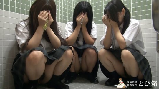 【※ﾔﾊﾞｲ】多目的トイレに女子学生を3人連れ込んでヤッた奴の映像・・・・16枚目