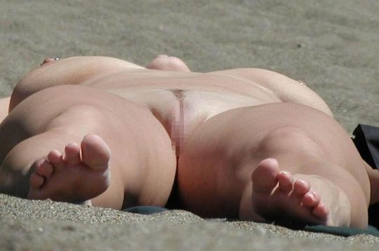 【マンコ】ヌーディストビーチでマンコパックリ中身まで見せちゃってる外人ネキのエロ画像・37枚目