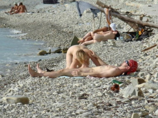 ”ヌーディストビーチ”でフェラ・セックスしてる女たち、ルールどうなってんの？？（454枚）・98枚目