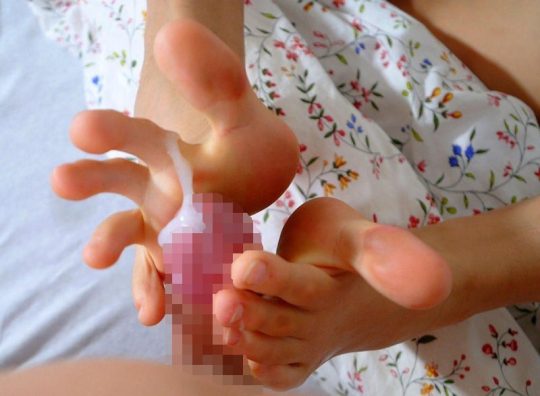 【足コキプレイ】足でチンコを弄られるというのが癖になりそうな屈辱的プレイ“足コキ”のエロ画像・29枚目