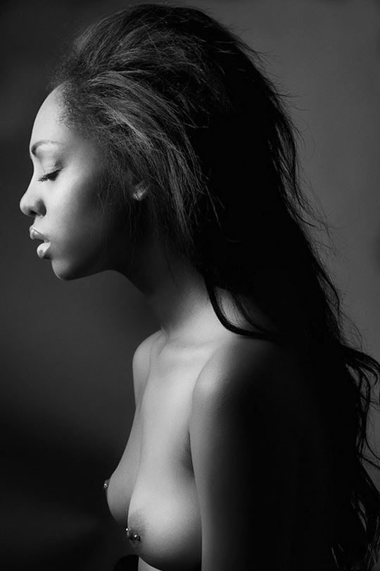 【黒人美女】黒光りする美しさ、光沢のある黒い肌に勃起が止まらない“黒人ヌード”のエロ画像・7枚目
