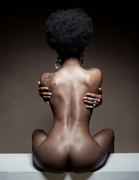 【黒人美女】黒光りする美しさ、光沢のある黒い肌に勃起が止まらない“黒人ヌード”のエロ画像・14枚目