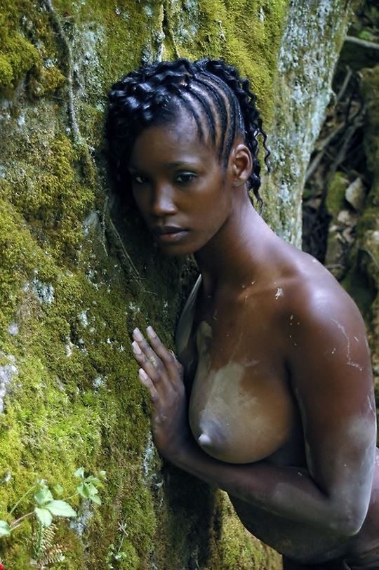 【黒人美女】黒光りする美しさ、光沢のある黒い肌に勃起が止まらない“黒人ヌード”のエロ画像・26枚目