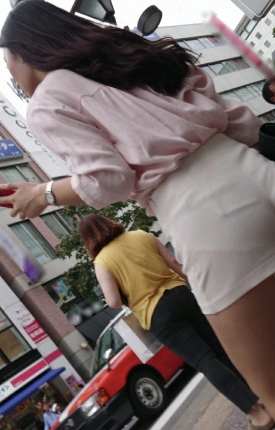 【透けパンエロ】ぴったりパンツで下着が透けちゃってる女の子を撮った“透けパン盗撮”のエロ画像・22枚目