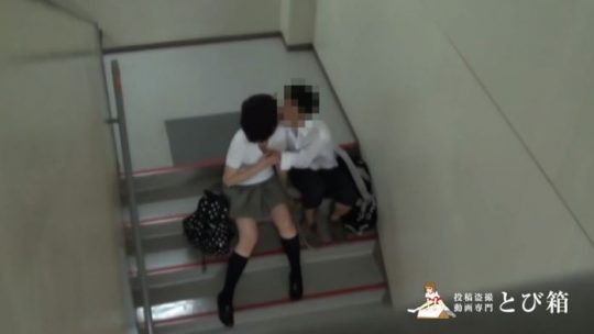 【カップル盗撮】高校生カップルさん、ハメる場所がなく学校の非常階段でイチャラブセックスするも晒されて人生終了・・・・・1枚目