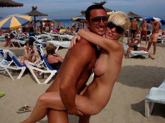 【ビーチセックス】ヌーディストビーチで裸になったらついでにセックスまでしちゃう強心臓カップルのエロ画像！・1枚目