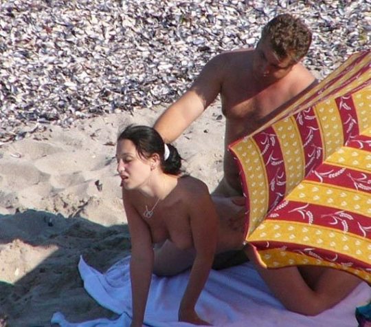 【ビーチセックス】ヌーディストビーチで裸になったらついでにセックスまでしちゃう強心臓カップルのエロ画像！・9枚目
