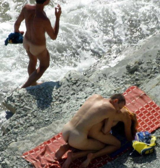 【ビーチセックス】ヌーディストビーチで裸になったらついでにセックスまでしちゃう強心臓カップルのエロ画像！・12枚目