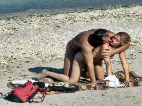 【ビーチセックス】ヌーディストビーチで裸になったらついでにセックスまでしちゃう強心臓カップルのエロ画像！・13枚目