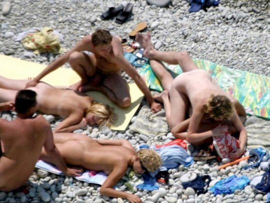 【ビーチセックス】ヌーディストビーチで裸になったらついでにセックスまでしちゃう強心臓カップルのエロ画像！・14枚目