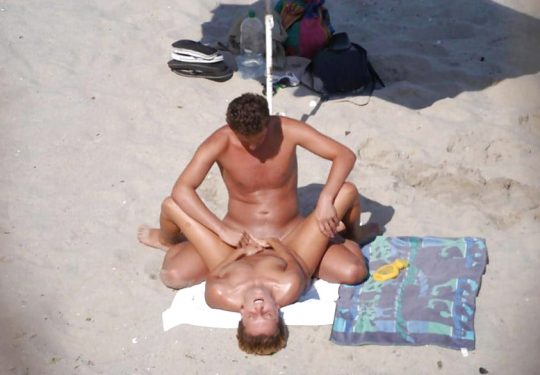 【ビーチセックス】ヌーディストビーチで裸になったらついでにセックスまでしちゃう強心臓カップルのエロ画像！・19枚目